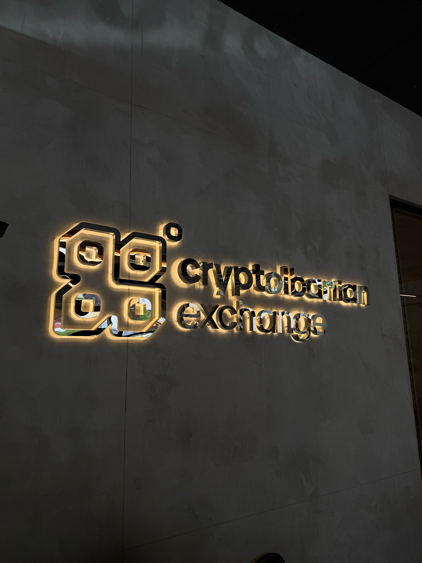 Logoja e ndriçuar në zyrë